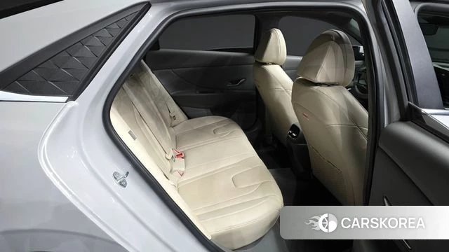 Hyundai The New Avante (CN7) 2024 Серебристо-серый из Кореи, фото 3