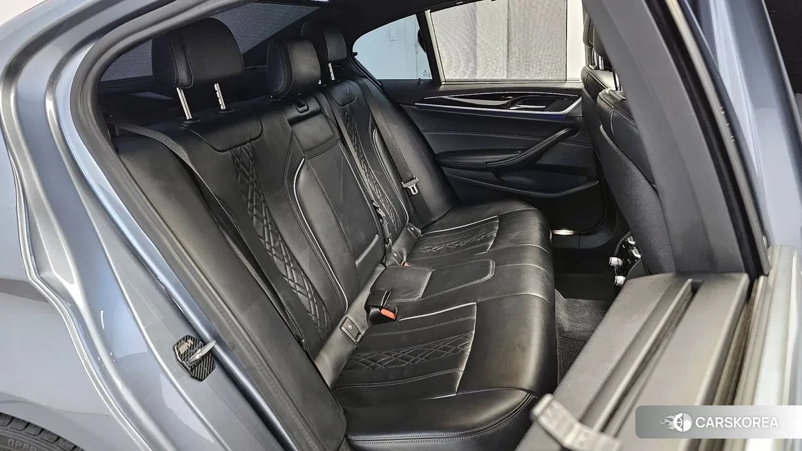 BMW 5 Series (G30) 2019 Светло-серебряный цвет из Кореи, фото 3