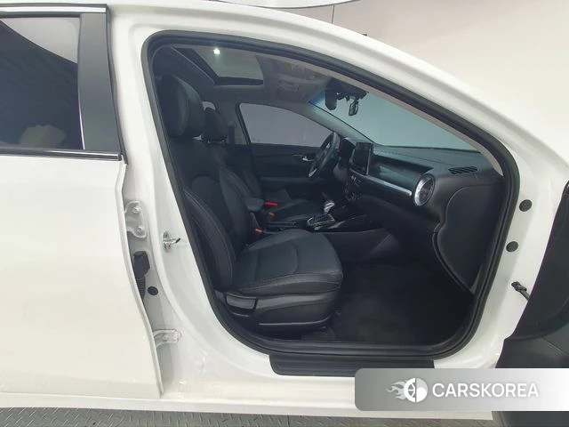 Kia The New K3 2nd generation 2021 Белый из Кореи, фото 3