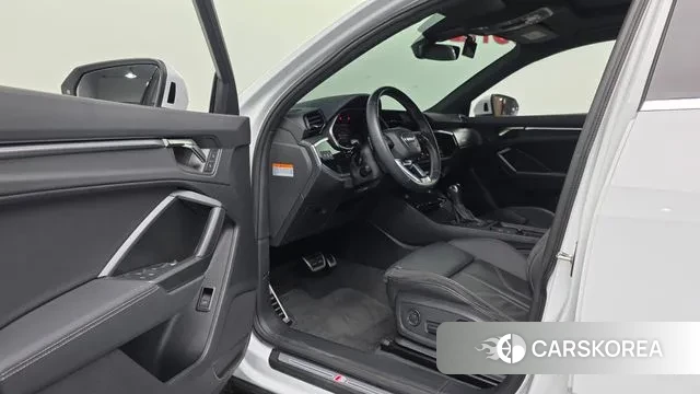 Audi Q3 (F3) 2023 Белый из Кореи, фото 3