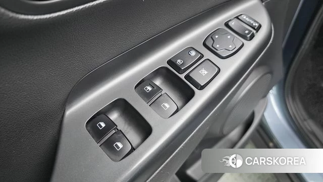 Hyundai Kona 2018 Светло-серебряный цвет из Кореи, фото 3