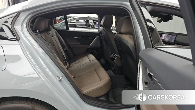 BMW 5 Series (G60) 2025 Цвет галактики из Кореи, фото 3