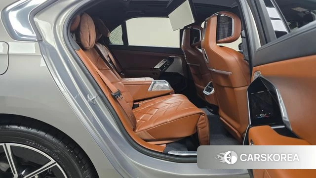 BMW 7 Series (G70) 2025 Песочный из Кореи, фото 3