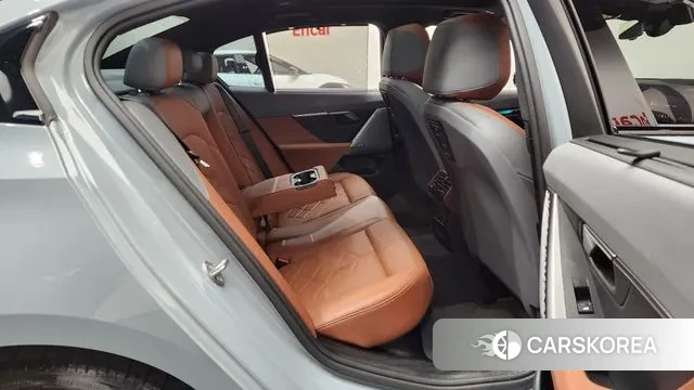 BMW 5 Series (G60) 2023 Светло-серебряный цвет из Кореи, фото 3