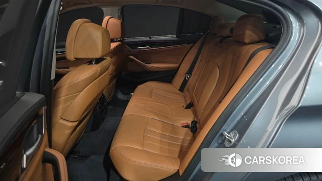 BMW 5 Series (G30) 2023 Серебристо-серый из Кореи, фото 3