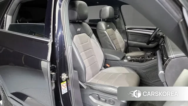 Volkswagen Touareg 3rd generation 2021 Черный из Кореи, фото 3