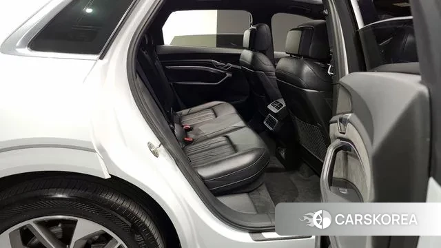 Audi e-Tron 2021 Белый из Кореи, фото 3