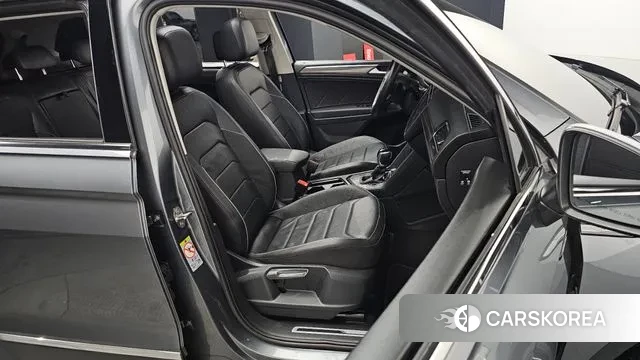 Volkswagen Tiguan Allspace 2023 Серый из Кореи, фото 3