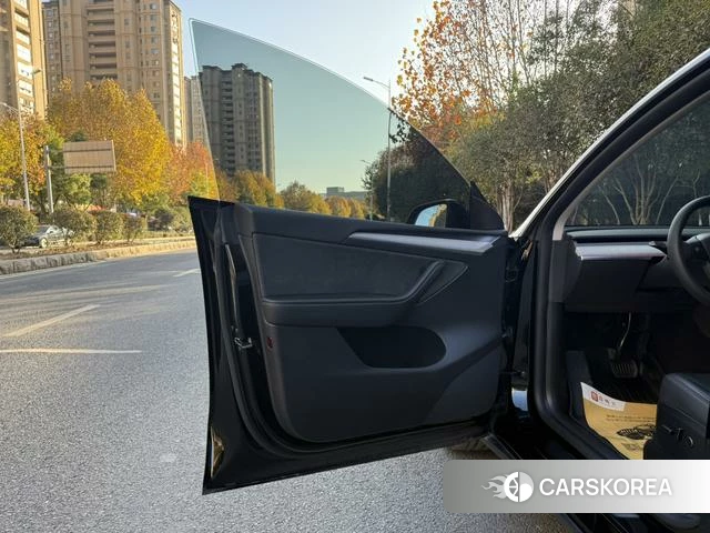 Tesla Model Y 2024 Черный из Китая, фото 3