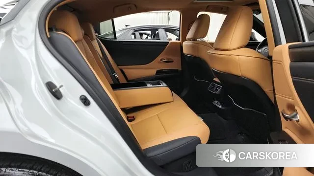 Lexus ES300h 7th generation 2024 Белый из Кореи, фото 3