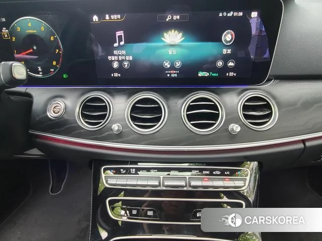 Mercedes-Benz E-Class W213 2022 Белый из Кореи, фото 3