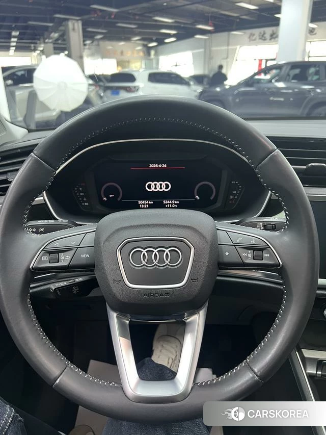 Audi Q3 2021 Темно-серый из Китая, фото 3