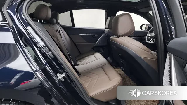 BMW 5 Series (G60) 2024 Черный из Кореи, фото 3