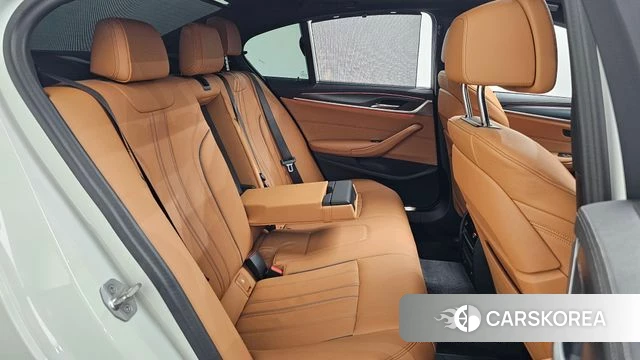 BMW 5 Series (G30) 2023 Белый из Кореи, фото 3