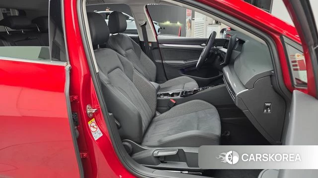 Volkswagen Golf 8th Generation 2025 Красный из Кореи, фото 3