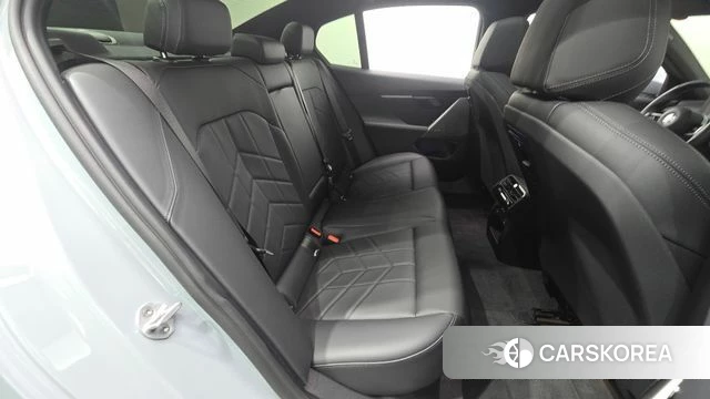BMW 5 Series (G60) 2025 Светло-серебряный цвет из Кореи, фото 3