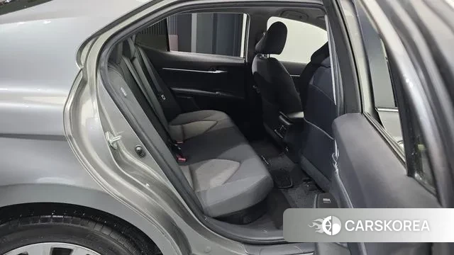 Toyota Camry (XV70) 2023 Серебристо-серый из Кореи, фото 3