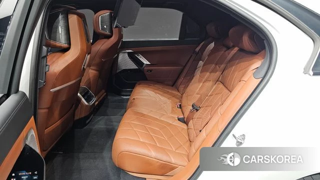 BMW 7 Series (G70) 2023 Белый из Кореи, фото 3