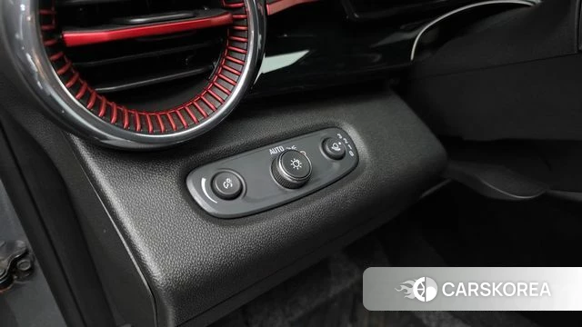 Chevrolet (GM Daewoo) Trax Crossover 2023 Серебристо-серый из Кореи, фото 3