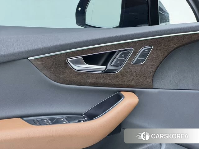 Audi Q7 2021 Черный из Китая, фото 3