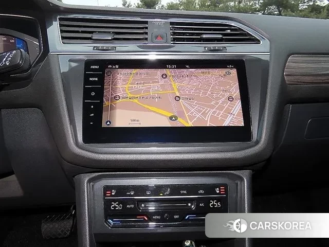 Volkswagen Tiguan Allspace 2023 Серебристо-серый из Кореи, фото 3