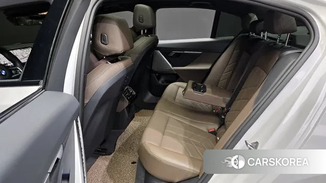 BMW 5 Series (G60) 2023 Белый из Кореи, фото 3