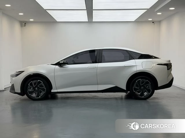 Toyota bZ3 2024 Белый из Китая, фото 3
