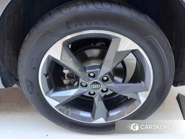 Audi Q3 2021 Темно-серый из Китая, фото 3