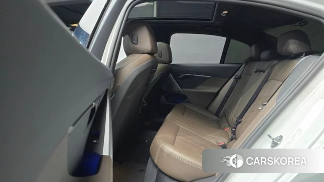 BMW 5 Series (G60) 2024 Белый из Кореи, фото 3