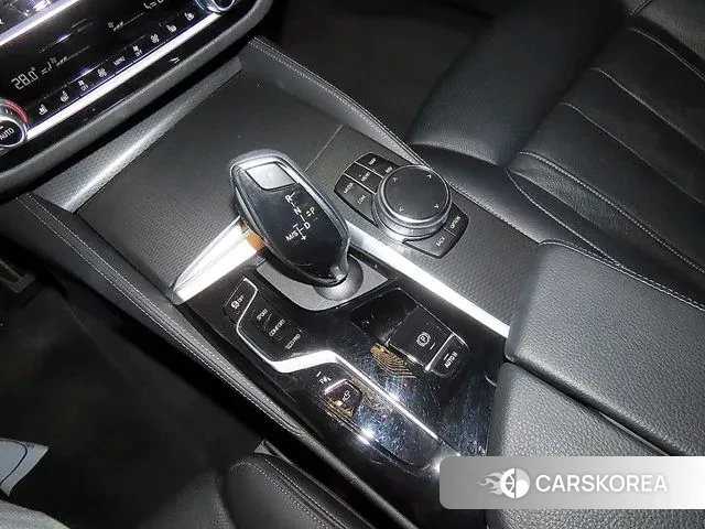 BMW 5 Series (G30) 2023 Серебристо-серый из Кореи, фото 3