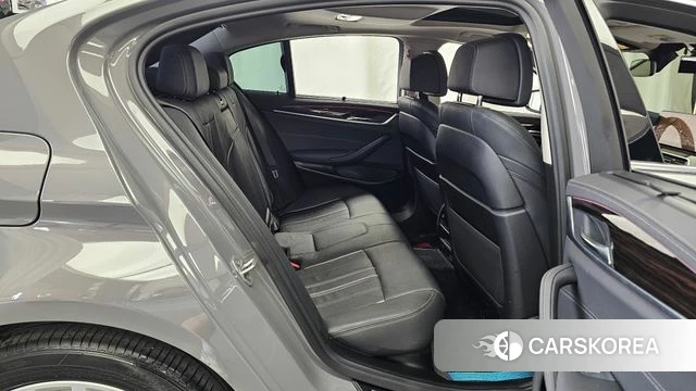 BMW 5 Series (G30) 2022 Серебристо-серый из Кореи, фото 3