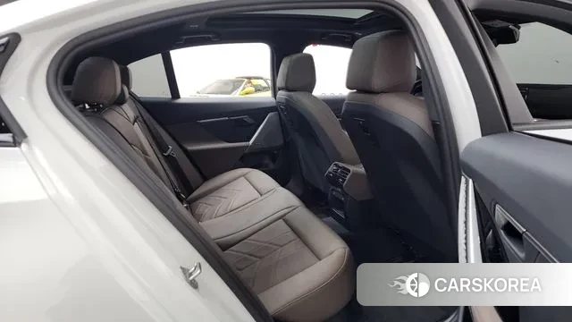 BMW 5 Series (G60) 2025 Белый из Кореи, фото 3