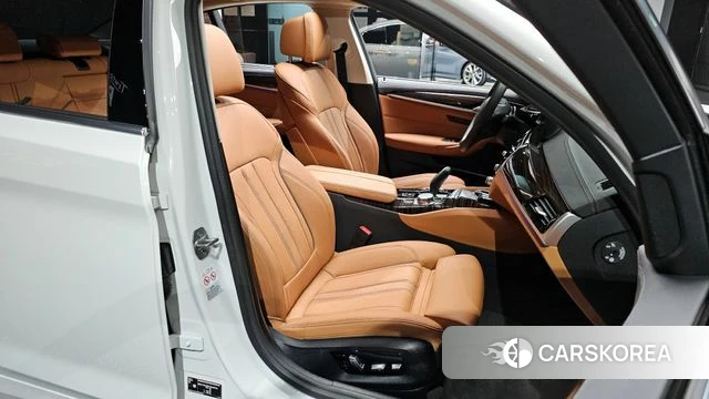 BMW 5 Series (G30) 2023 Белый из Кореи, фото 3
