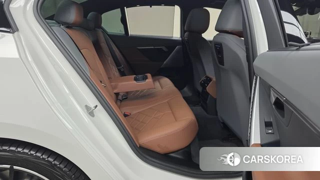 BMW 5 Series (G60) 2024 Белый из Кореи, фото 3