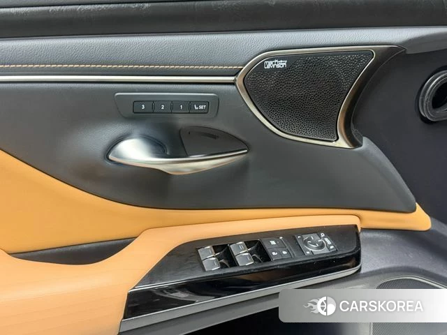 Lexus ES300h 7th generation 2021 Светло-серебряный цвет из Кореи, фото 3