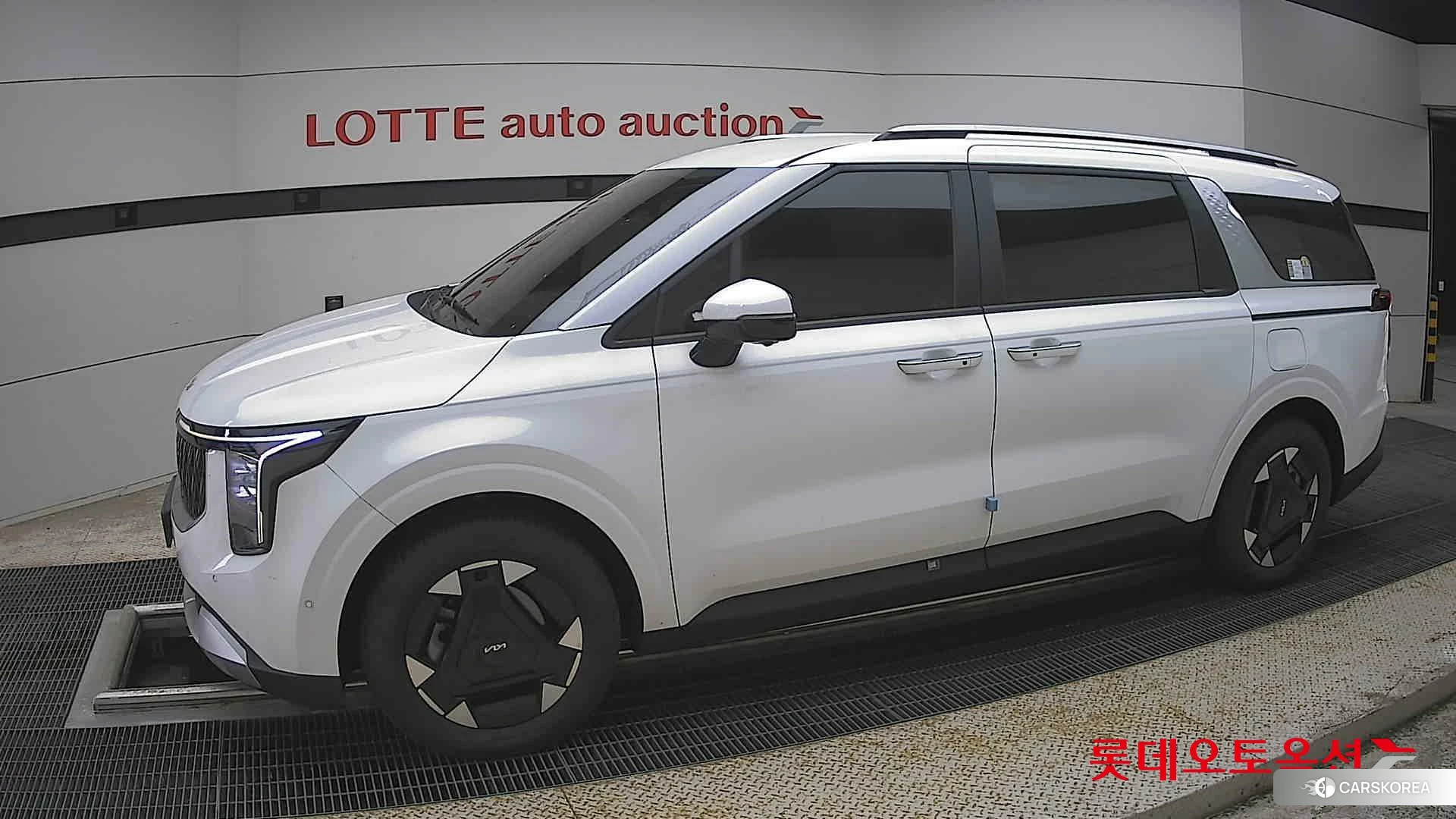 Kia Carnival Hybrid 2025 Snow White Pearl из Кореи, фото 3
