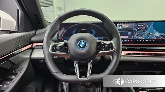 BMW 5 Series (G60) 2025 Белый из Кореи, фото 3