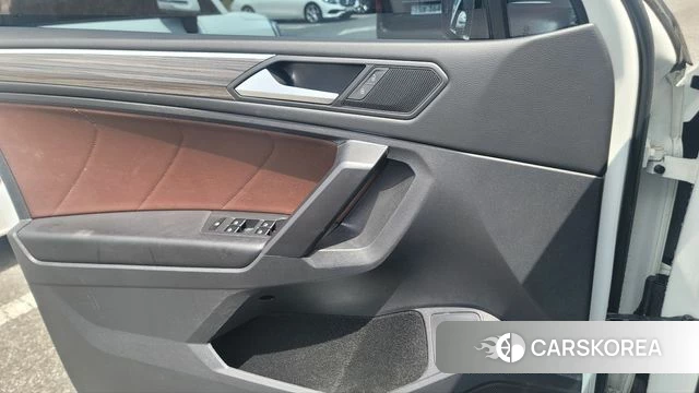 Volkswagen Tiguan Allspace 2023 Белый из Кореи, фото 3