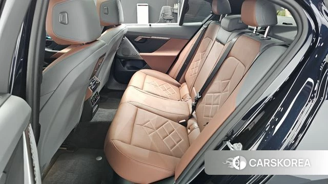 BMW 5 Series (G60) 2025 Черный из Кореи, фото 3