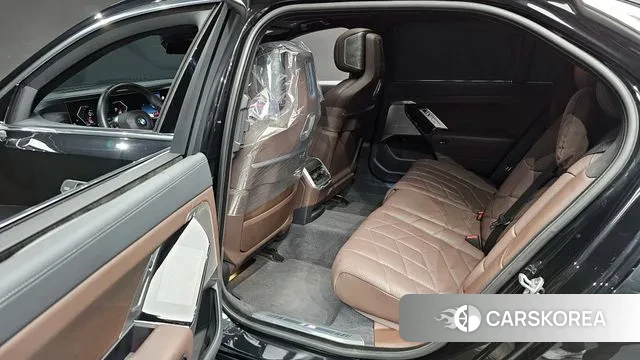 BMW 7 Series (G70) 2023 Черный из Кореи, фото 3