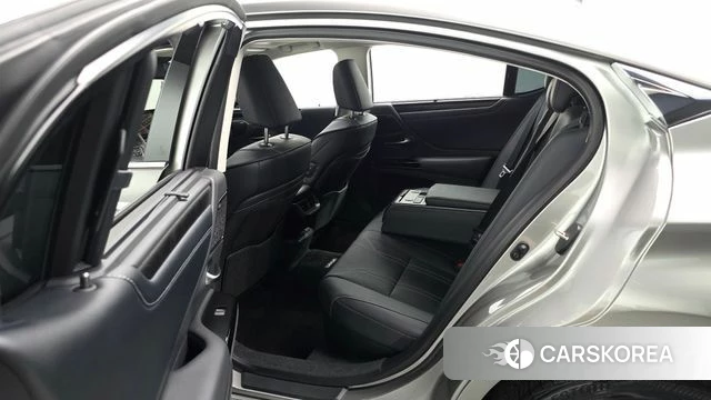 Lexus ES300h 7th generation 2025 Серебристо-серый из Кореи, фото 3