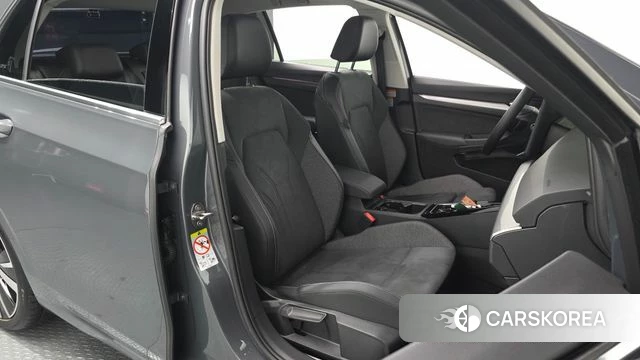 Volkswagen Golf 8th Generation 2025 Серый из Кореи, фото 3