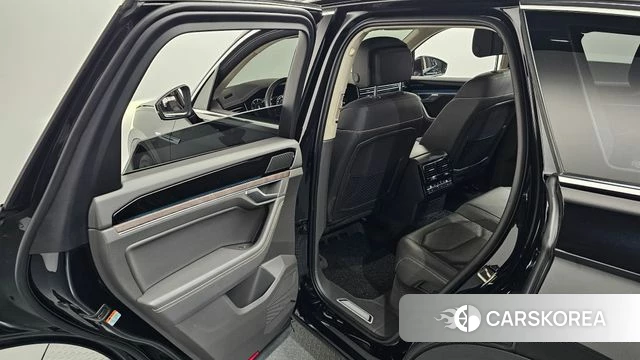 Volkswagen Touareg 3rd generation 2020 Черный из Кореи, фото 3