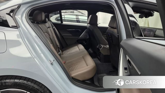 BMW 5 Series (G60) 2024 Серебристо-серый из Кореи, фото 3