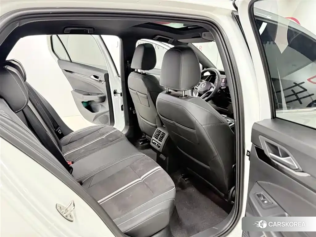 Volkswagen Golf 2024 Белый из Китая, фото 3