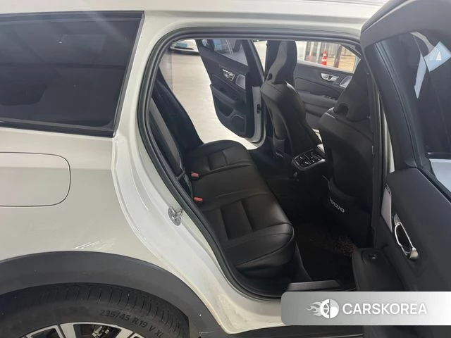 Volvo V60 Cross-Country 2nd Generation 2022 Белый из Кореи, фото 3