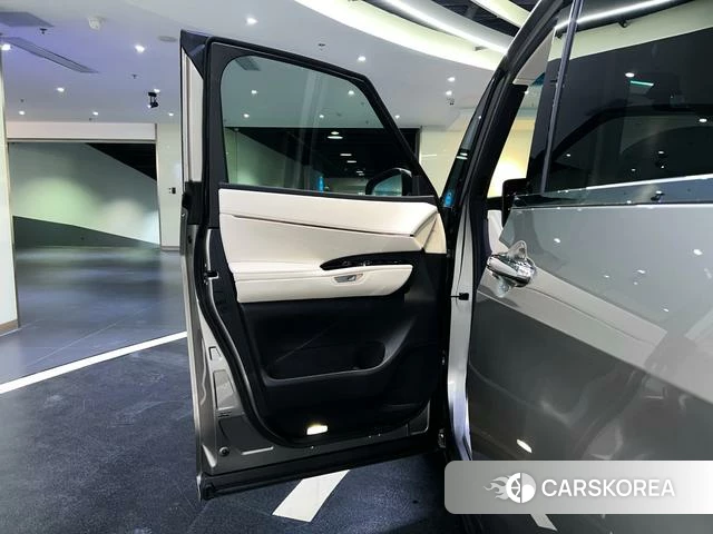 Lexus LM 2025 Серебристо-серый из Китая, фото 3