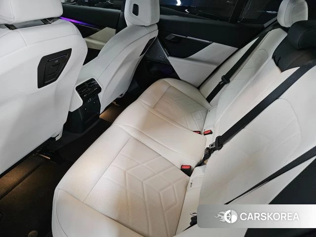 BMW 5 Series (G60) 2025 Белый из Кореи, фото 3