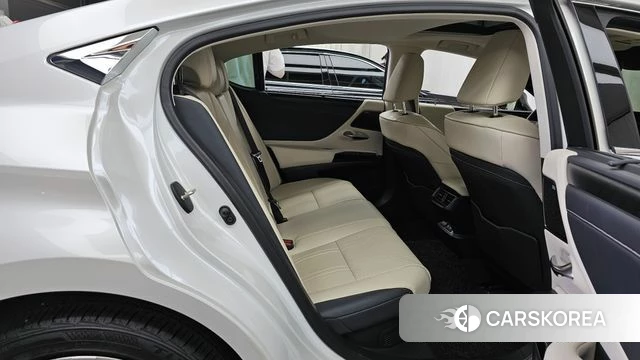 Lexus ES300h 7th generation 2023 Белый из Кореи, фото 3