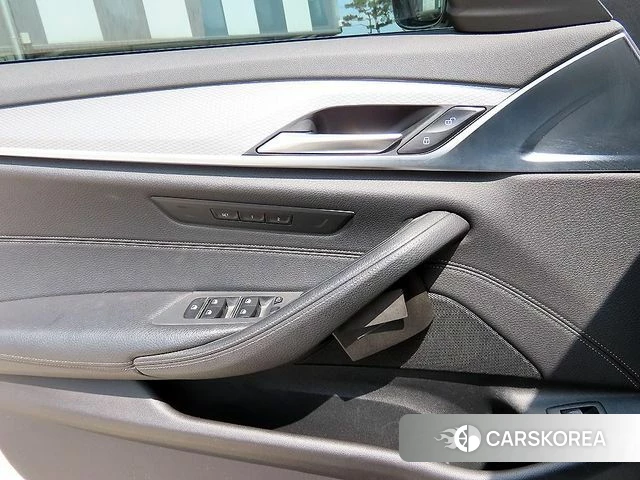 BMW 5 Series (G30) 2018 Белый из Кореи, фото 3